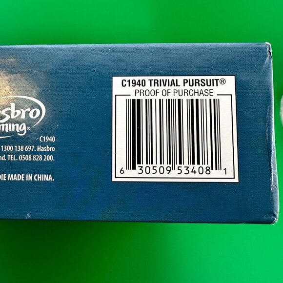 TRIVIAL PURSUIT HASBRO CLASSIC EDITION BOARD GAME, 2400 QUESTIONS, C1940 - Picture 8 of 8